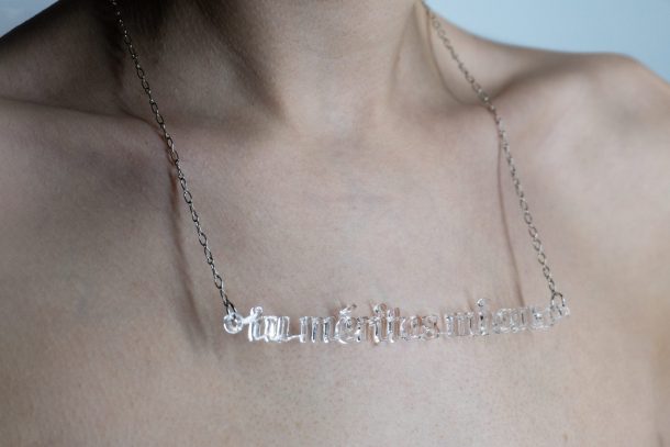 Rouan Marguerite, Extrait « Les mots doux », conception collier en Plexiglas « tu mérites mieux », 2024, © Marguerite Rouan - Non Fiction