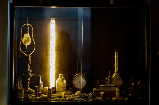 Les horloges démembrées et les aiguilles statiques se refusent de compter les heures.  - Non Fiction